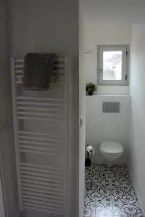 BORDEAUX CENTRE AGREABLE T2 EN DUPLEX AVEC JARDIN ENSOLEILLÉ AU CALME, DRAPS, SEVIETTES ET WiFi