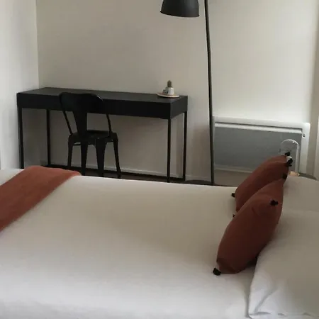 BORDEAUX CENTRE AGREABLE T2 EN DUPLEX AVEC JARDIN ENSOLEILLÉ AU CALME, DRAPS, SEVIETTES ET WiFi Bordeaux