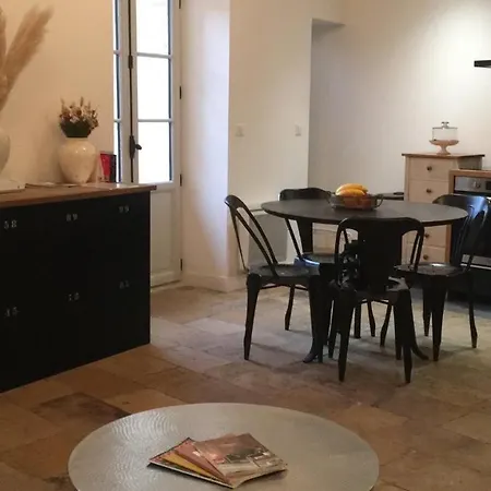 Apartment BORDEAUX CENTRE AGREABLE T2 EN DUPLEX AVEC JARDIN ENSOLEILLÉ AU CALME, DRAPS, SEVIETTES ET WiFi