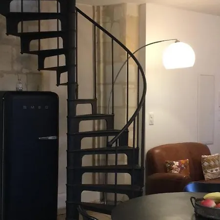 Apartment BORDEAUX CENTRE AGREABLE T2 EN DUPLEX AVEC JARDIN ENSOLEILLÉ AU CALME, DRAPS, SEVIETTES ET WiFi